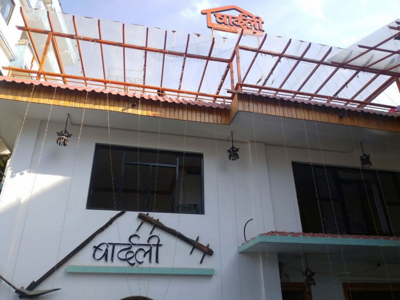 लण्डनमा तीन वर्ष बसेर फर्किएका रमेश खड्काकाे 'बार्दली'